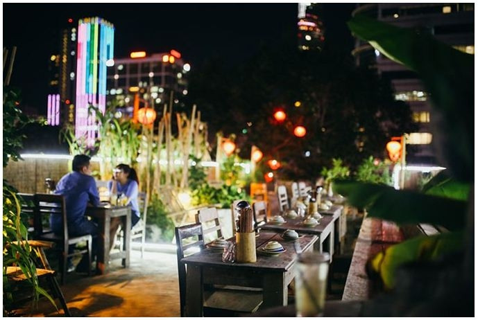 Nhà hàng nằm ngay trung tâm Sài Gòn, ở rooftop có view cực đẹp, đặc biệt về đêm