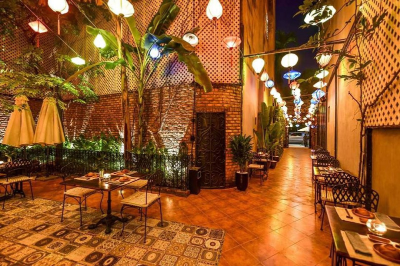 Dưới ánh đèn vàng ấm cúng cùng những giai điệu du dương vang lên khắp không gian cho bạn một trải nghiệm không thể nào quên tại ﻿Home Hanoi Restaurant