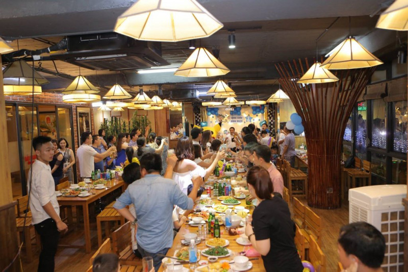 Nhà hàng Thiên Sơn với thiết kế độc đáo, không gian rộng rãi chuyên phục vụ đặc sản Tây Bắc sẽ là nơi tổ chức tiệc Tất niên khá hợp lý