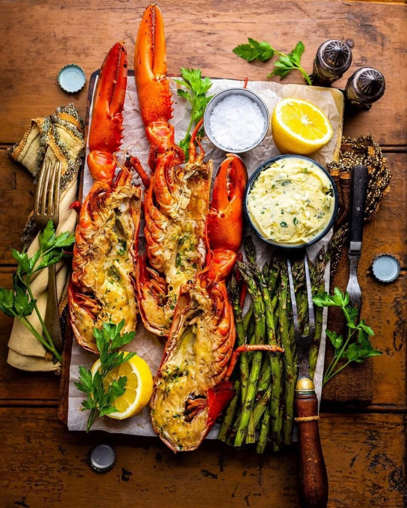 Những món hải sản La Sirena được các đầu bếp chế biến vừa an toàn vừa đặc biệt ngon miệng từ tôm hùm, hàu, bạch tuộc, mực… đảm bảo khách hàng sẽ gật gù, khó quên hương vị