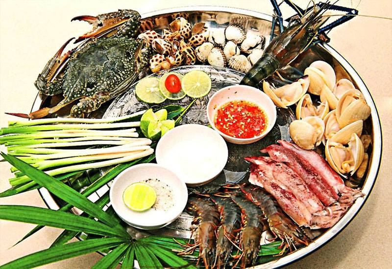 Tại Nhà hàng Vườn Phố quý khách cũng sẽ được thưởng thức những món ăn truyền thống của Việt Nam từ hải sản với hương vị vô cùng thơm ngon và hấp dẫn được các đầu bếp chuyên nghiệp của nhà hàng chế biến