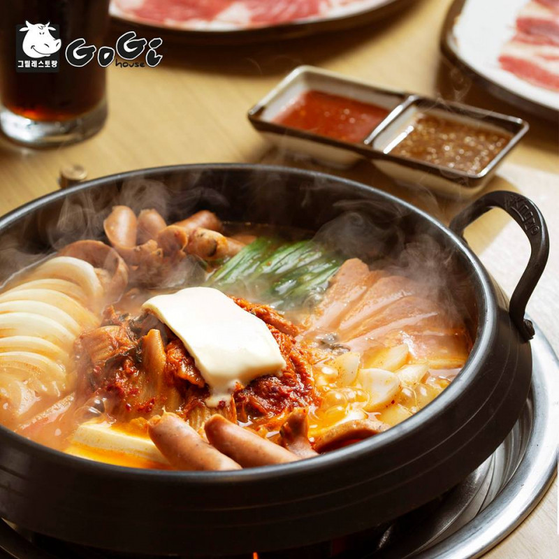 Ngoài ra, những món ăn kèm không thể bỏ qua như cơm trộn, mỳ lạnh, canh Kimchi và các loại lẩu cũng sẽ làm bạn ấn tượng thêm về nền ẩm thực Hàn Quốc.