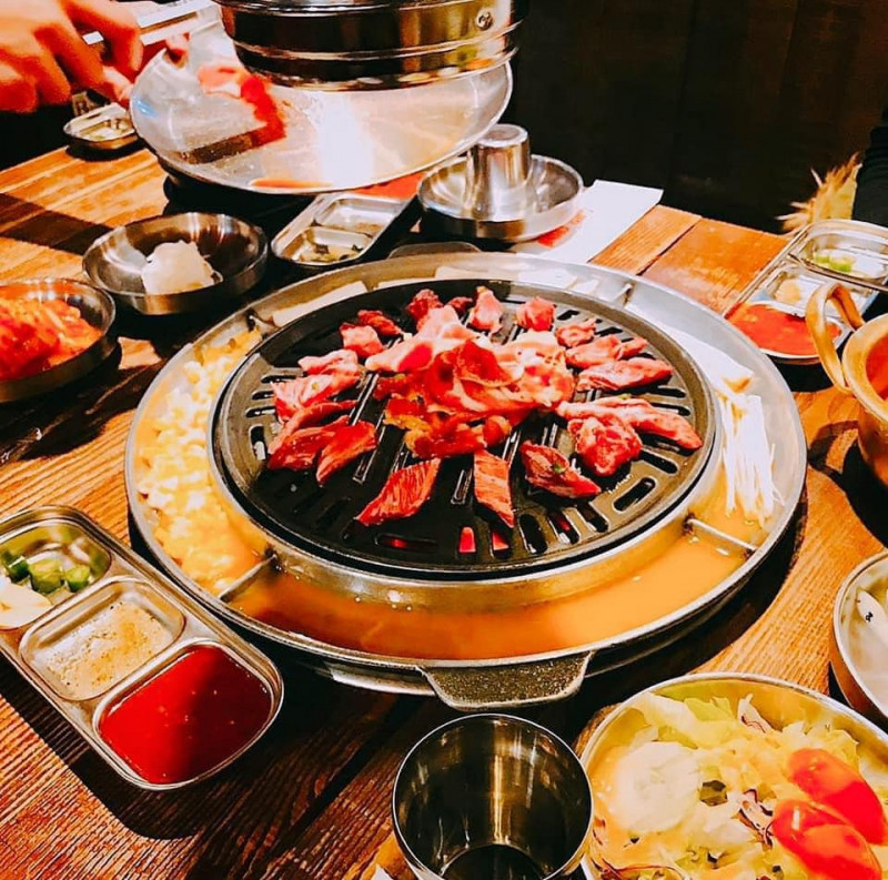 Chỉ với 299.000 đồng bạn đã có thể thưởng thức thỏa thích thịt bò, heo, hải sản, cơm, canh, món ăn phụ và đặc biệt có cả lẩu Hàn Quốc