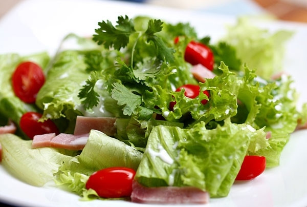 Món salad với nước sốt thơm ngon của Quán Beefsteak Titi