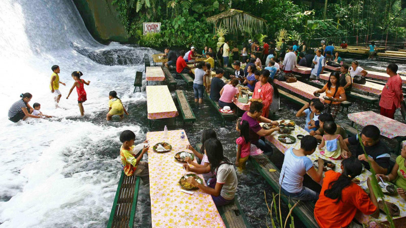 Nhà hàng dưới chân thác Labassin, Philippines