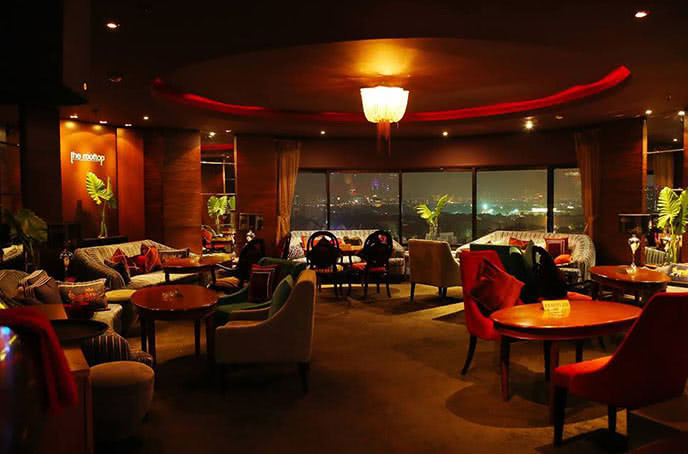 Với gam màu ấm áp trong những ngày lạnh giá The Rooftop Bar & Restaurant là địa điểm hẹn hò đầy lãng mạn của các cặp đôi trưởng thành