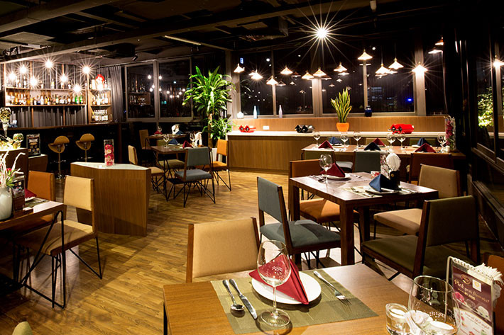 Panorama Restaurant & Bar Top nằm trên tầng thượng khách sạn Authentic Hanoi,