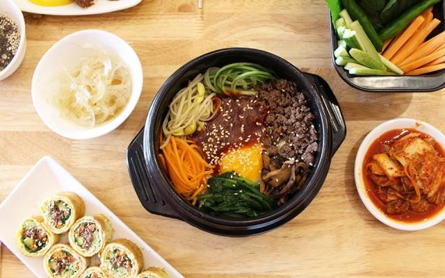 Cơm cuộn, kim chi cùng nhiều món ăn hấp dẫn khác của Hàn