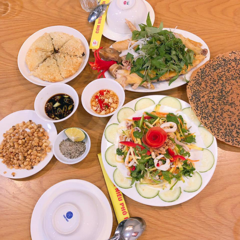 Menu món ăn tại Cơm Niêu Phố Hội rất phong phú, với các món Việt đặc trưng, ấn tượng