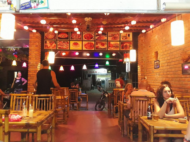 Restaurant & Cafe Tuấn để lại ấn tượng cho thực khách không chỉ bởi hương vị tươi ngon của các món ăn. Mà còn bởi không gian thư giãn và phong cách phục vụ chuyên nghiệp