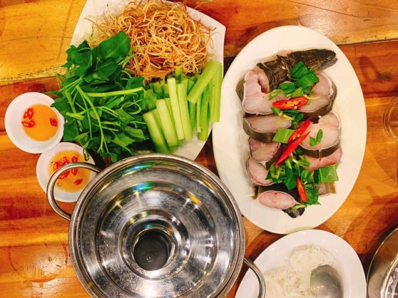 Menu tại Ốc Nhớ Hội An cực kỳ đa dạng với rất nhiều loại hải sản tươi sống cùng những món ăn dân dã đậm chất ẩm thực Việt