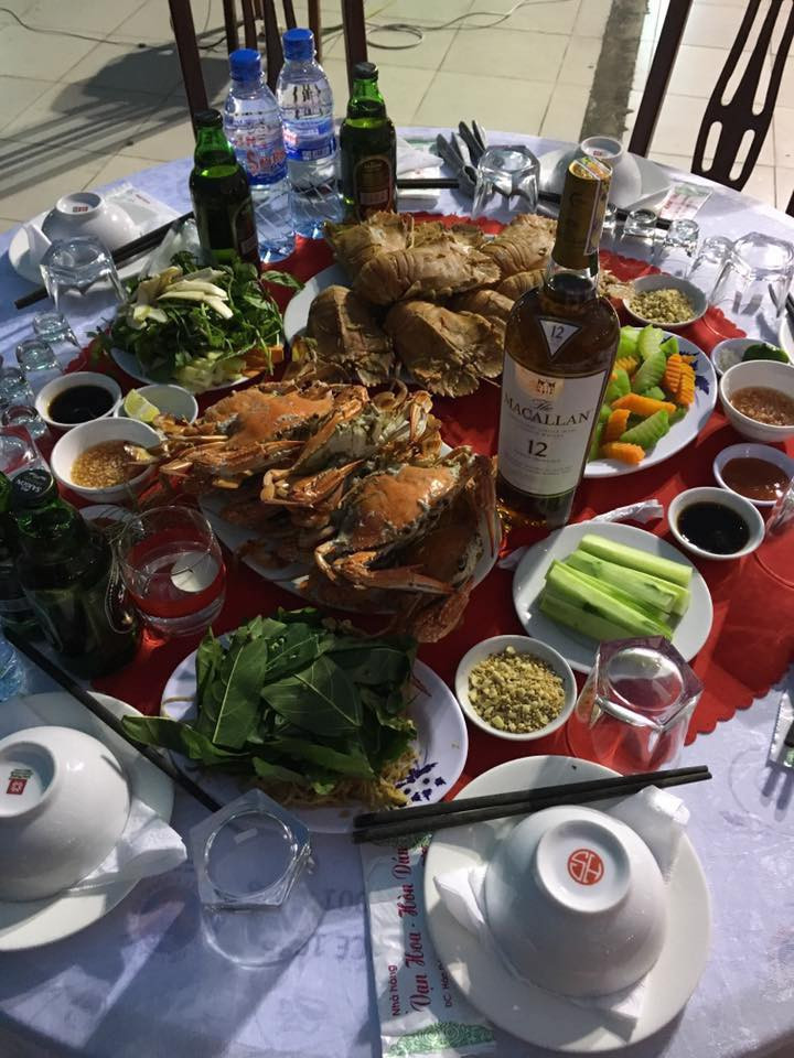 Các món ăn chế biến từ hải sản tươi sống tại nhà hàng Vạn Hoa - Hòn Dáu