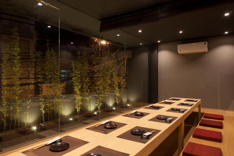 Không gian nhà hàng rộng rãi, được bài trí theo phong cách Nhật Bản, còn có phòng riêng rất thích hợp cho các buổi tiệc liên hoan, tất niên, gia đình