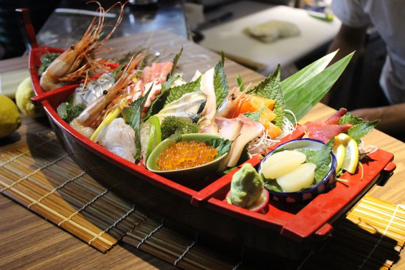 Menu cực kỳ phong phú và hấp dẫn. Nổi tiếng là món sashimi rất tươi cùng nước tương chấm và wasabi đậm đà