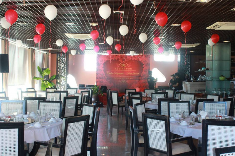 Nhà hàng có sức chứa đến 800 khách mời và Khuôn viên rộng với diện tích 1000m2.