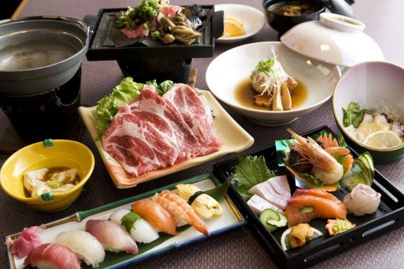 Nhà hàng Sashimi BBQ Garden chuyên phục vụ các món lẩu nướng theo phong cách Nhật Bản