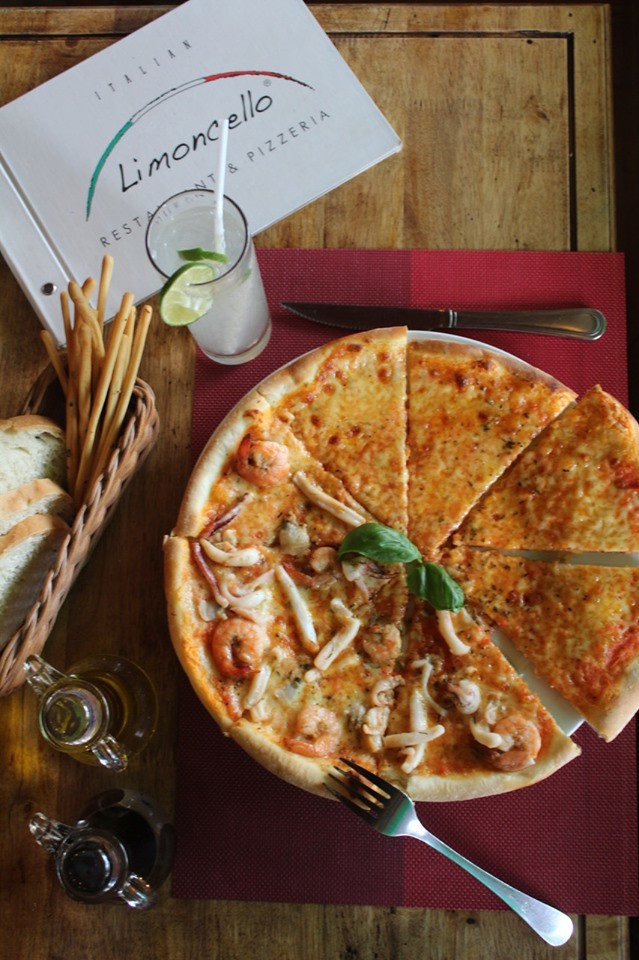 Nhắc đến ẩm thực Ý người ta sẽ nghĩ ngay đến pizza và mì Ý, vậy nên ghé Limoncello- một nhà hàng Ý đương nhiên món ăn đứng top bán chạy sẽ là pizza và mì Ý