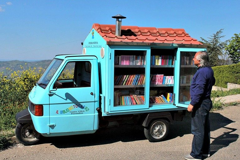 Bạn muốn có một xe sách di động như thế này không?