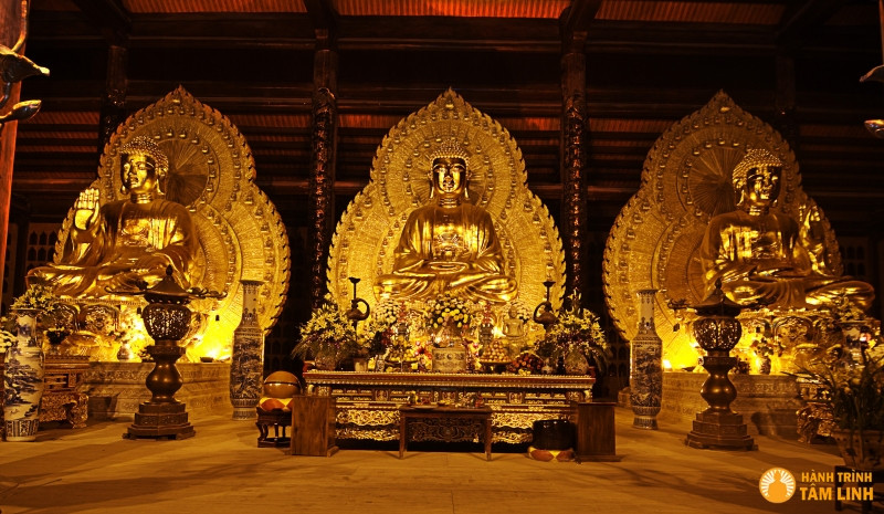 Tượng phật Tam Thế bằng đồng lớn nhất Việt Nam tại chùa Bái Đính (nguồn: hành trình tâm linh)