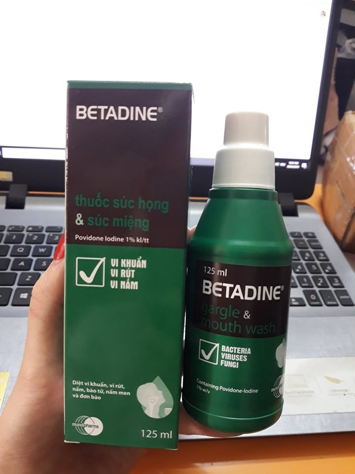 Nước súc miệng Betadine chứa chất sát khuẩn povidone – iodine 1% có công dụng sát khuẩn, chống nấm, khử mùi hôi
