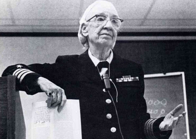 Bà Grace Murray Hopper là một nhà khoa học máy tính và cũng là sĩ quan trong Hải quân Hoa Kỳ