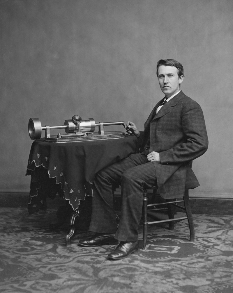 Edison và chiếc máy hát đĩa quay tay