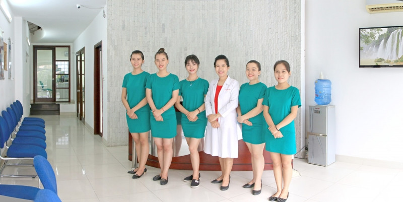 Bác sĩ Song Hà cùng những nhân viên tại phòng khám