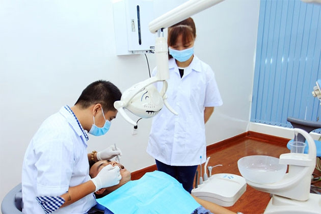 Bác Sĩ đang khám bệnh cho bệnh nhân tại phòng khám nha khoa Quang Dũng