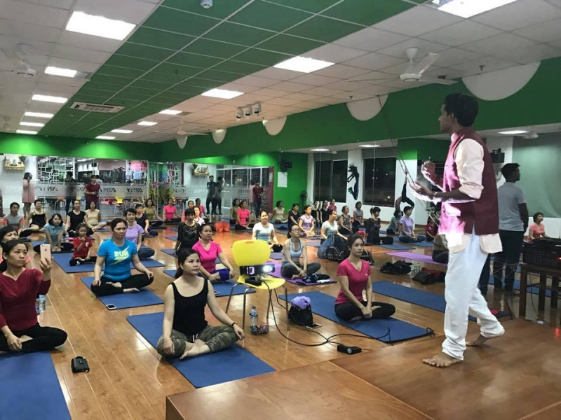 Thầy hướng dẫn người Ấn Độ trực tiếp giảng dạy yoga tại Army Fitness & Yoga