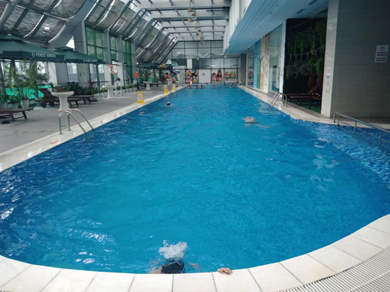 Fitniss Garden có cả bể bơi và phòng xông hơi rất đẹp giúp bạn thư giãn hiệu quả sau những giờ tập luyện