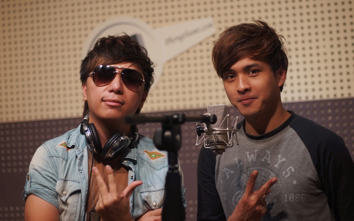 Hai ca sỹ Minh Vương Và Hồ Quang Hiếu tại M Talk Studio