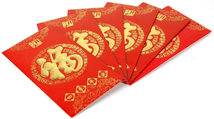Tiền được để trong bao đỏ, tượng trưng cho sự may mắn của năm mới