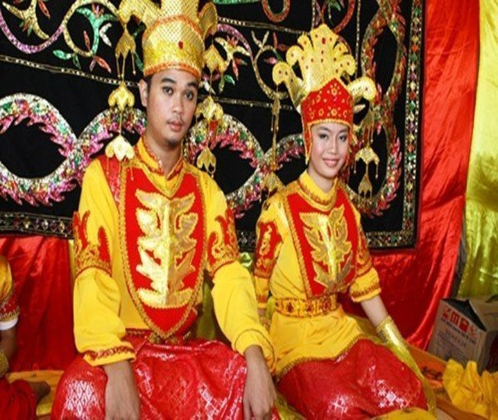Cộng đồng Tidong ở Indonesia có tập tục không cho phép cô dâu chú rể tắm trong ba ngày ba đêm sau hôn lễ