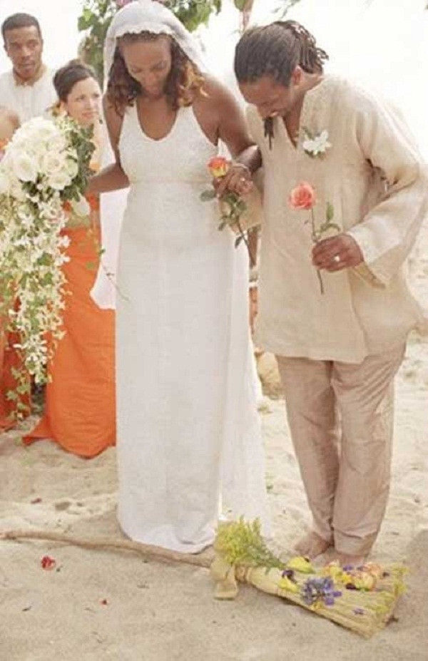 Vợ chồng nhảy qua cán chổi là một tập tục rất phổ biến của người Châu Phi
