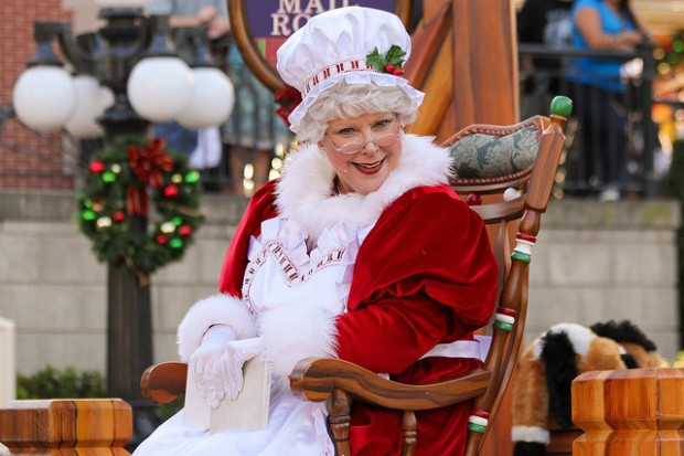Italy: Bà già Noel mới là người tặng quà cho trẻ em