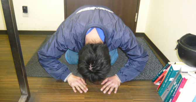 Khi xin lỗi, người Nhật Bản thường quỳ gối, cúi người