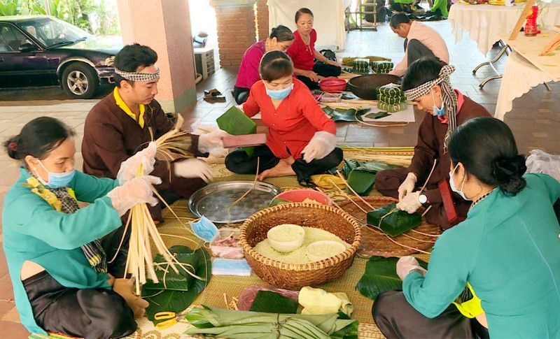 Gói bánh chưng là phong tục lâu đời của người Việt