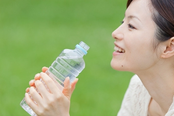 Nếu bạn đang muốn hạn chế lại lượng thức ăn hằng ngày của mình, hãy uống một ly nước lọc trước bữa ăn trong vòng 15 phút.