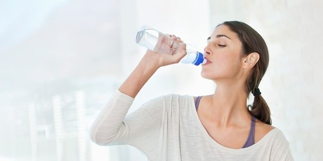 Uống đủ 1,5 đến 2 lít nước mỗi ngày