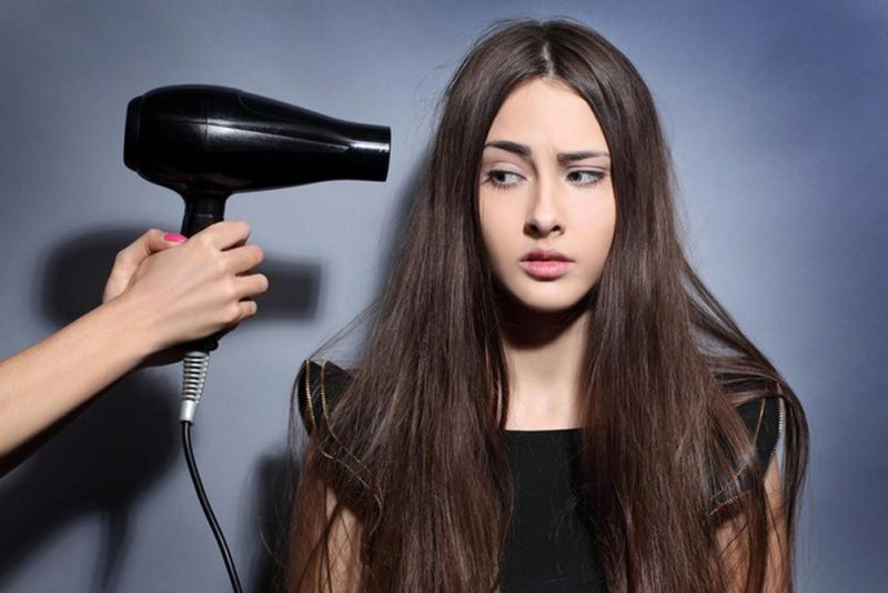 Việc sử dụng máy sấy quá thường xuyên dễ gây ra tình trạng tóc thô ráp, chẻ ngọn và yếu hơn so với tóc bình thường