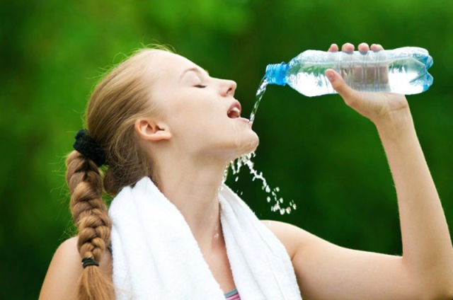 Uống nước giúp tăng khả năng bài tiết của thận