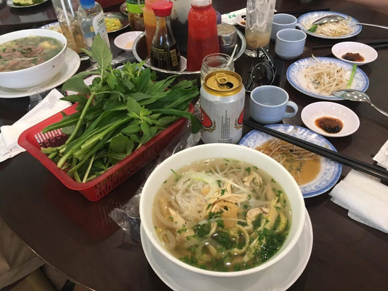 Quán phở với cái tên đặc biệt - Phú Hương Cò Lả cũng là quán ăn ngon có mức giá khá dễ chịu được cư dân Bình Thạnh yêu thích.