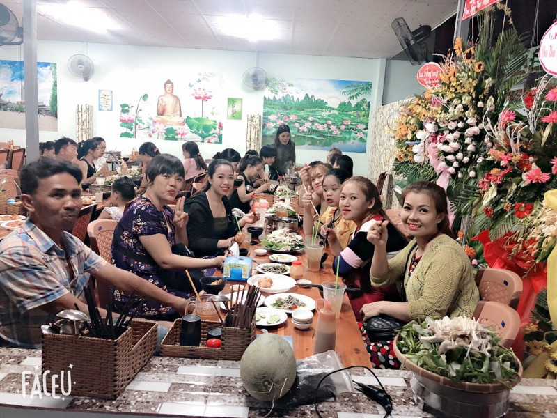 Thực khách ăn uống đông vui trong không gian thoáng đãng của Lẩu chay Kiều Đàm