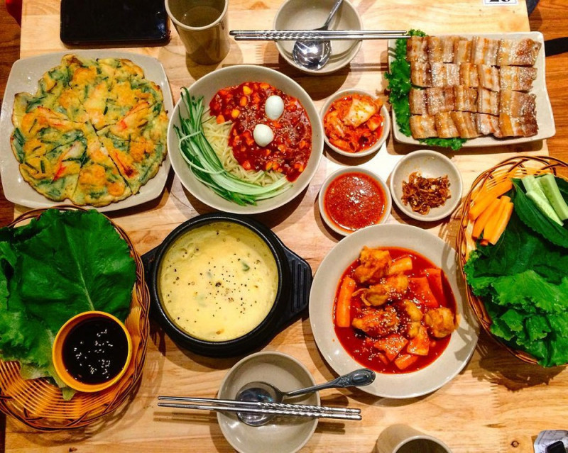 Busan hội tụ nhiều món ăn hấp dẫn của xứ Hàn, trong đó miến xào và món thịt nướng của quán là nổi bật nhấ