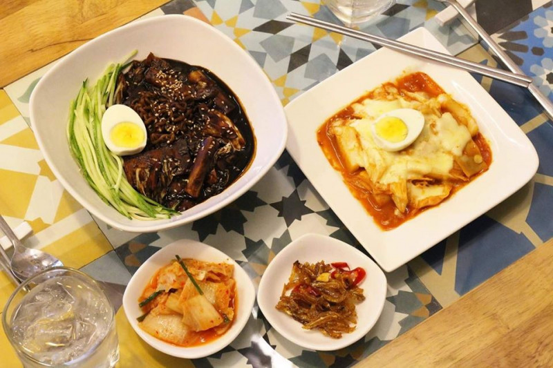 Menu của quán có đầy đủ những món ăn ngon xứ Hàn có thể mang đến cho bạn một bữa tiệc hoành tráng﻿. ﻿﻿﻿