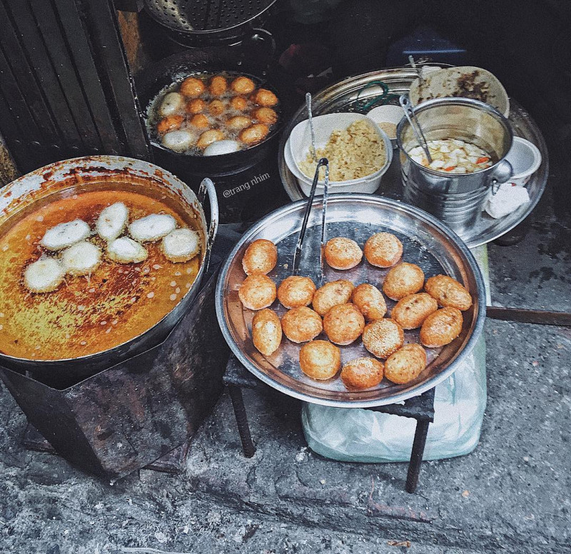 Quán Bánh Rán Mặn - Ngõ Chợ Đồng Xuân chuyên phục vụ cho bạn những chiếc bánh mặn.