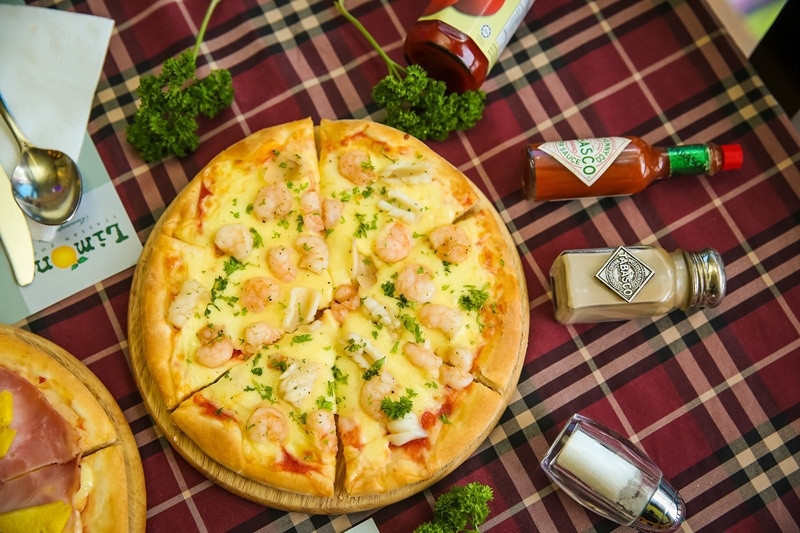﻿﻿Limone - Italian Foods xây dựng theo phong cách vintage từ đĩa đựng thức ăn, các vật trang trí đến cả khăn trải bàn đều nhuốm màu sắc cổ điển, lãng mạn. ﻿