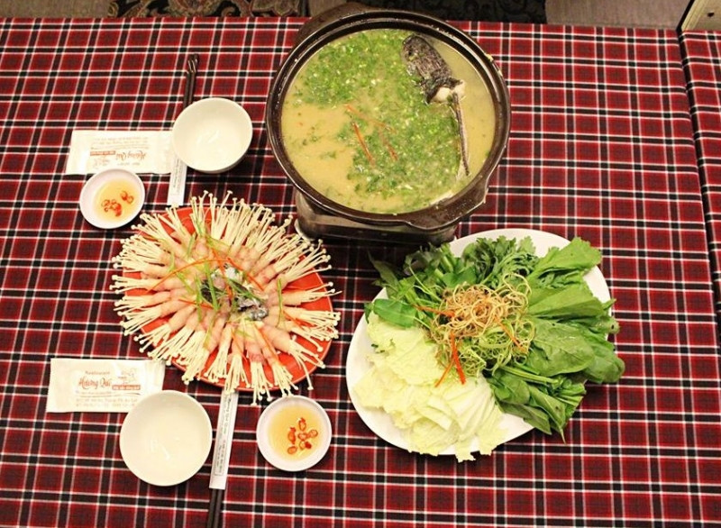 Hương Quê Quán chủ yếu phục vụ những món ăn đồng quê dân dã
