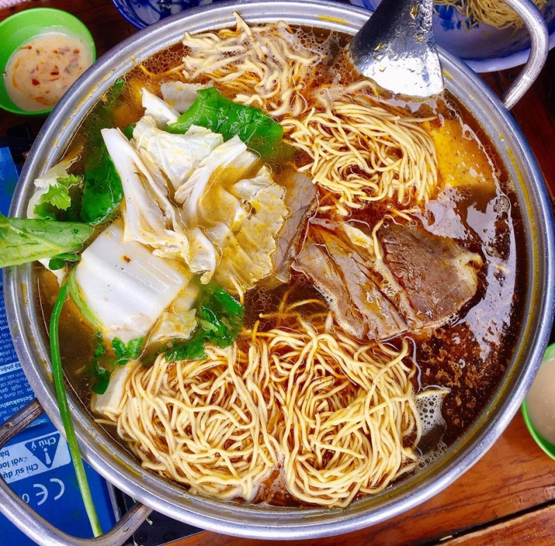 Lẩu Bò Quán Gỗ là một trong những quán ăn ngon nức tiếng ở Đà Lạt