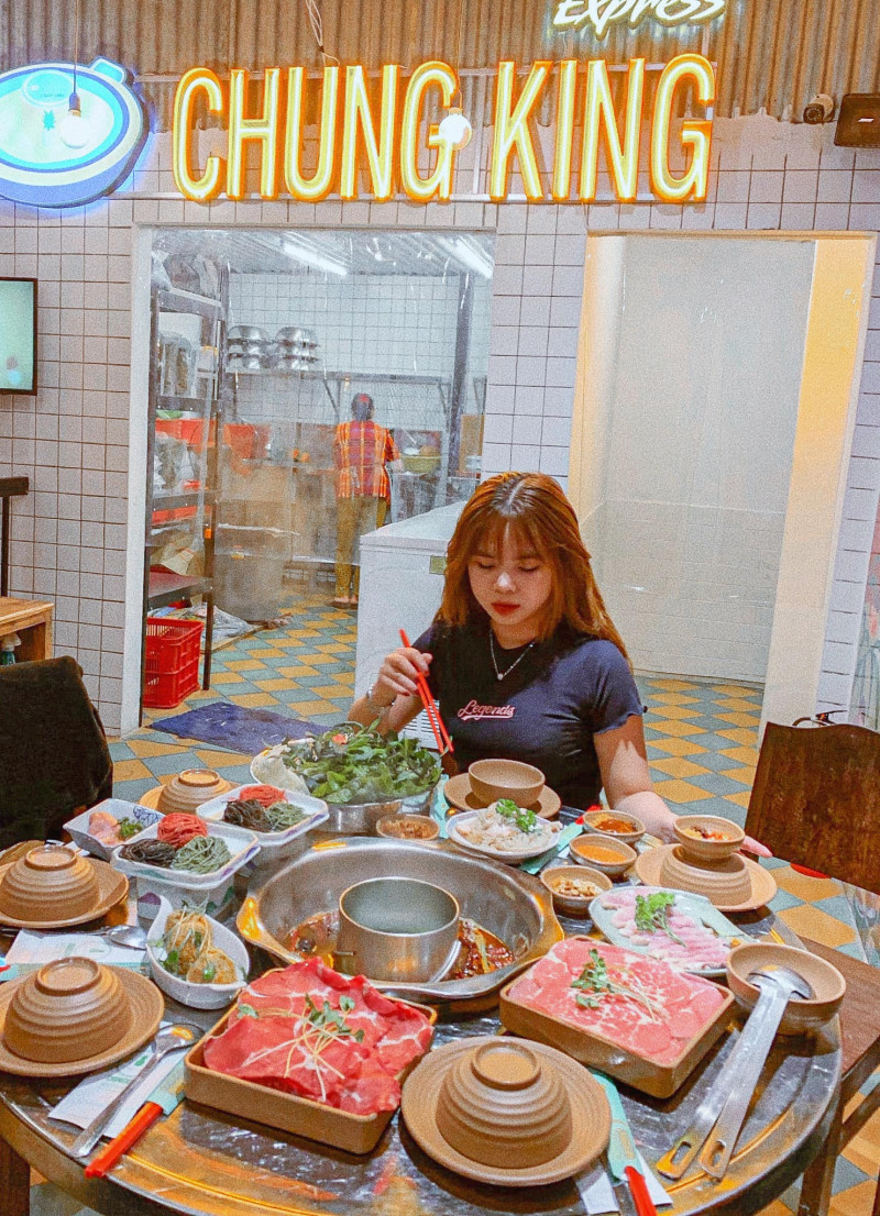 Một trong những quán ăn nức tiếng tại Đà Lạt mà bạn nên ghé thăm trong chuyến hành trình này của mình chính là Chungking Express